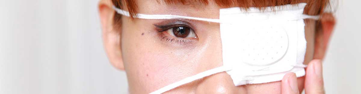 Закрывают один глаз