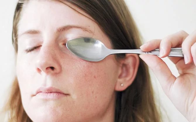 приложить ложку к глазу